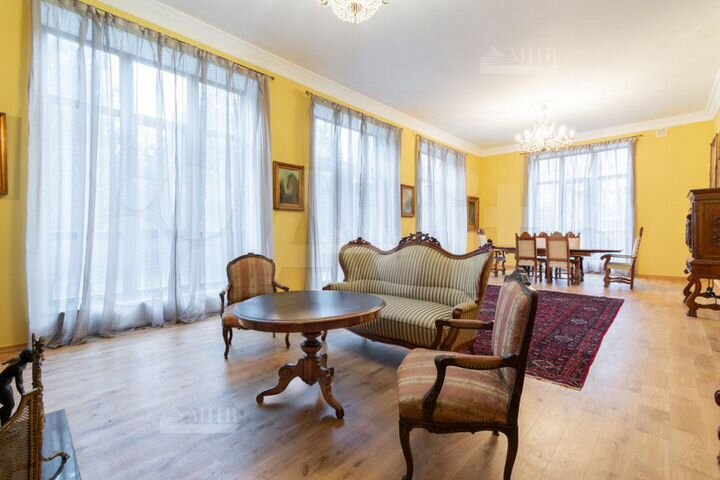 Дом 1000 м² на участке 15 сот.