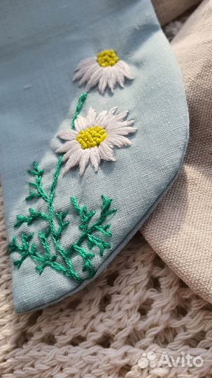 Бант с вышивкой ручной работы