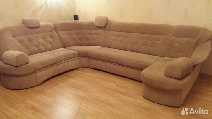 Холл угловой