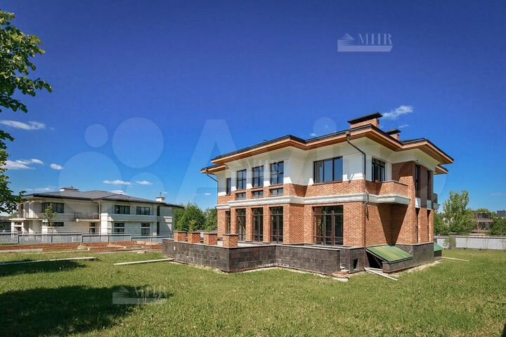 Дом 860,9 м² на участке 32 сот.