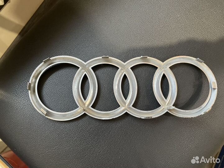 Эмблема Audi решетки радиаторв Q5