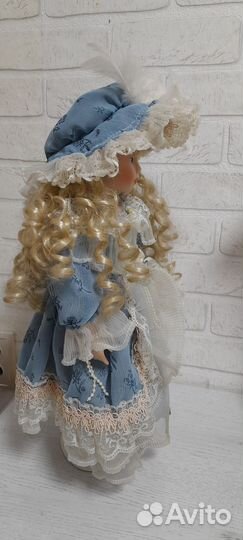 Кукла фарфоровая