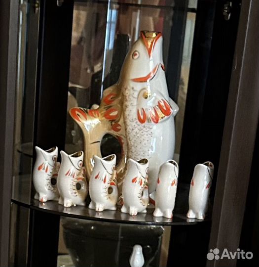 Штоф фарфоровый графин и 6 рюмок рыба