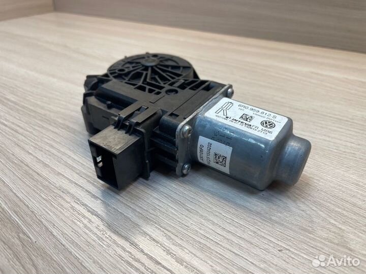 Мотор стеклоподъемника задний правый Volkswagen