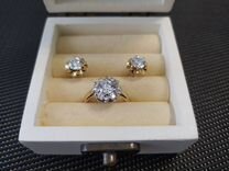 Золотое кольцо и серьги-пусеты с бриллиантами