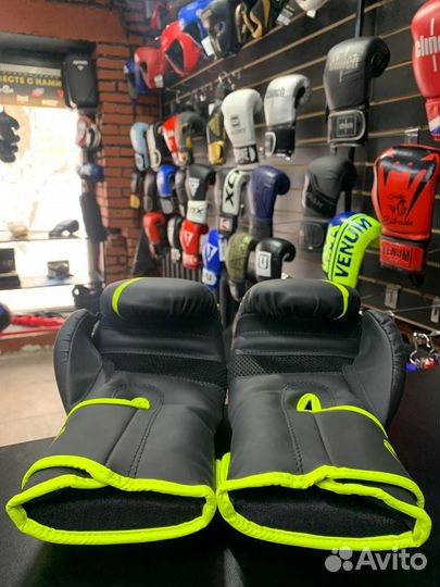 Боксерские перчатки Venum Fight