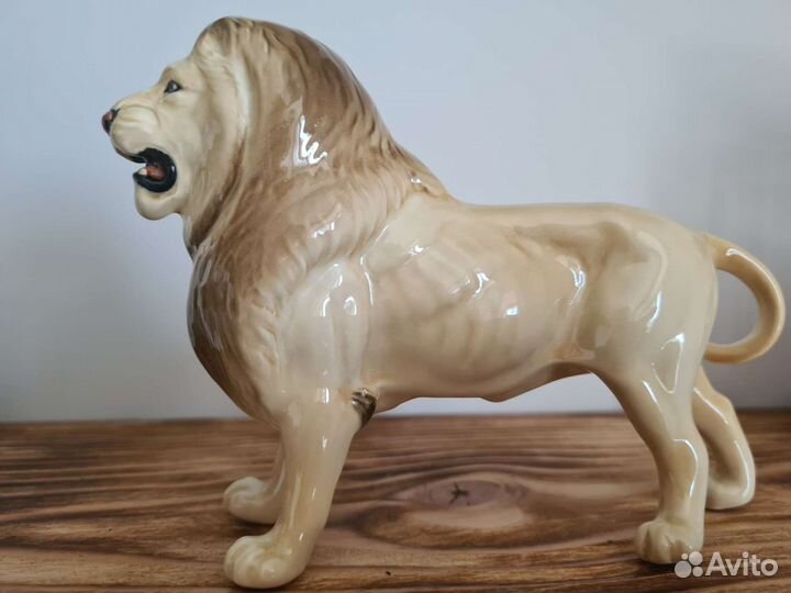 Фарфоровая статуэтка 