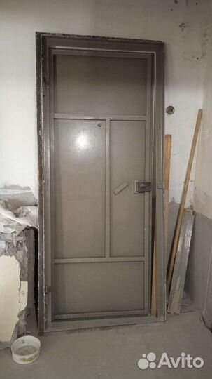 Дверь входная металлическая б/у