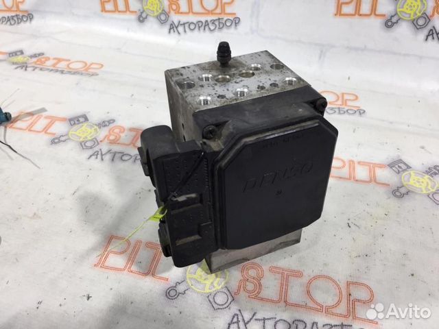 Блок ABS под капотом Toyota Caldina (AT211G,ST210