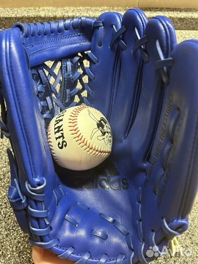 Бейсбольная перчатка Adidas и мяч