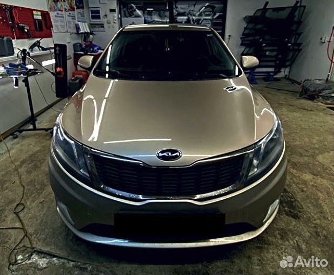 Наклейки на эмблемы Kia (белые)