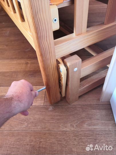 Детская кроватка с поперечным маятником