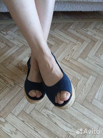 Босоножки новые
