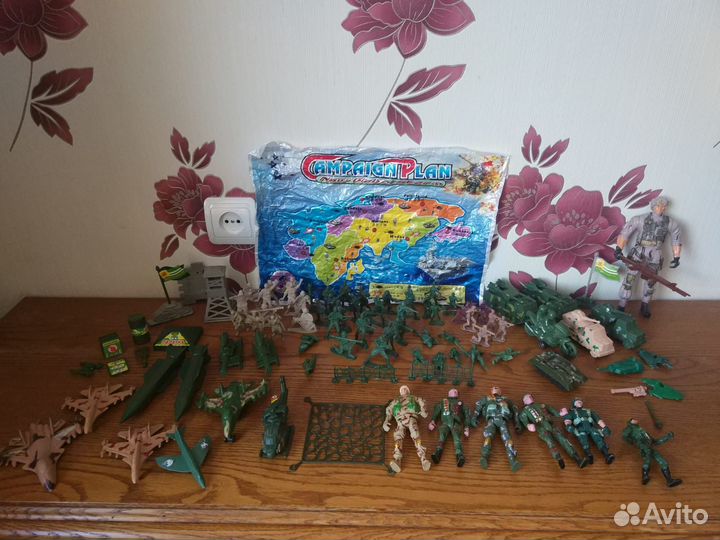 Набор солдатиков с техникой
