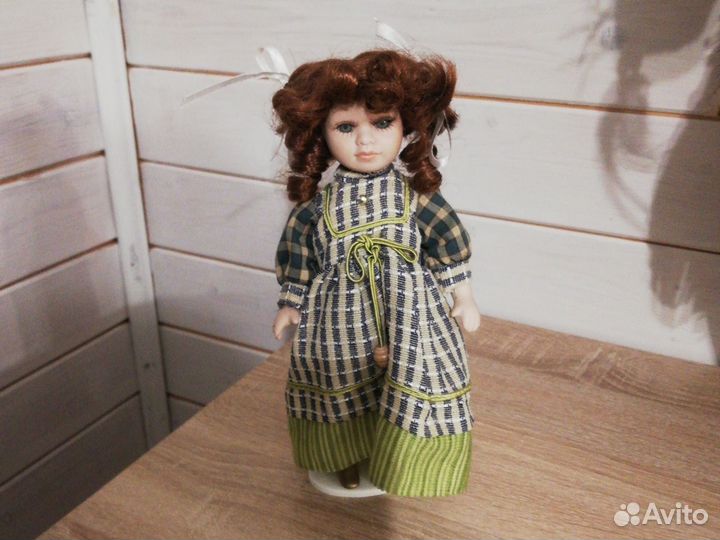 Кукла фарфоровая