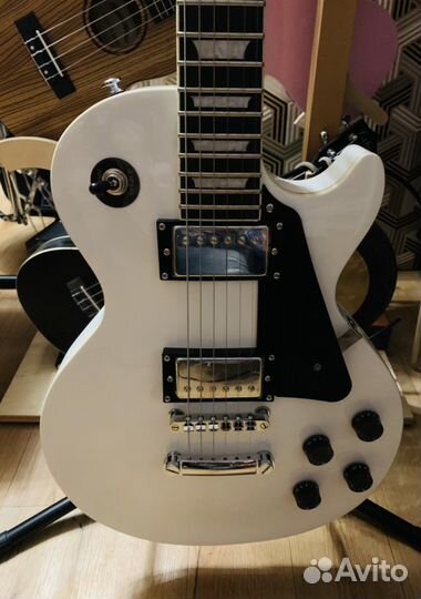 Электрогитара Les Paul + Аксессуар