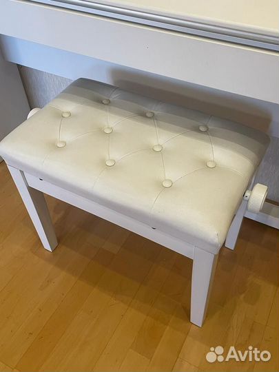 Банкетка для пианино белая