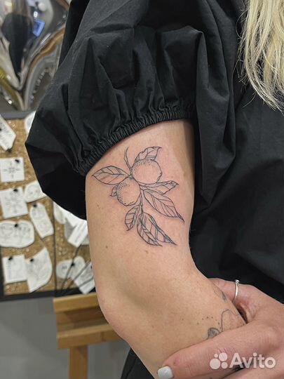 Тату мастер, модель на татуировку