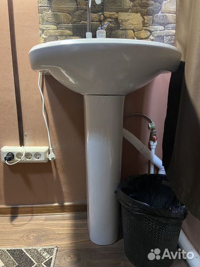 Раковина с тумбой и кран электрический