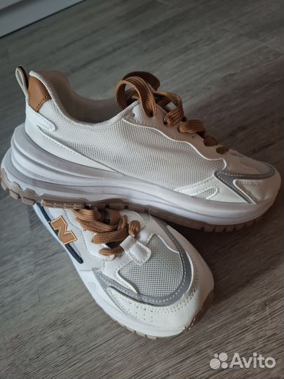 Кроссовки женские