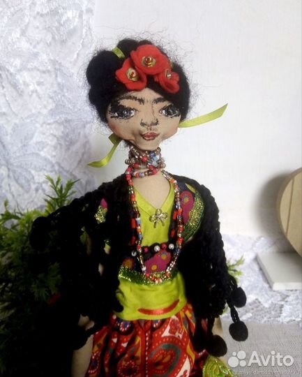 Интерьерная кукла в образе Фрида Кало