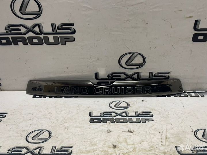 Накладка крышки багажника зад. Toyota Land Cruiser