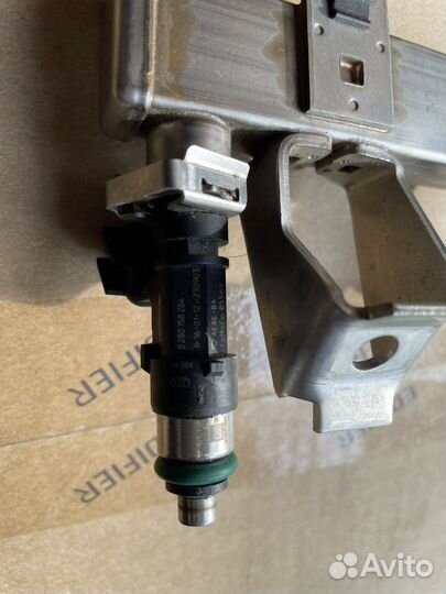 Топливная рампа и форсунки Fiesta MK6 1.6