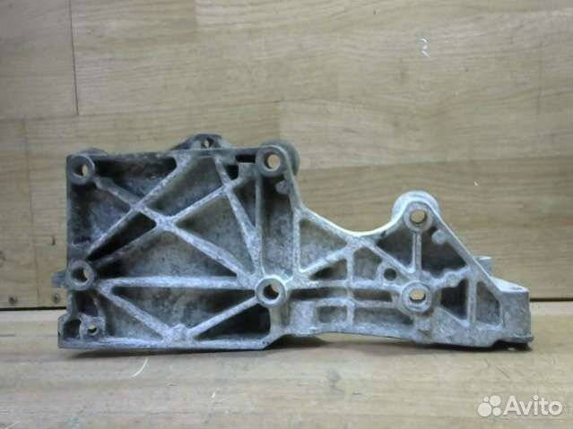 Кронштейн генератора Volkswagen Passat B6 03890314