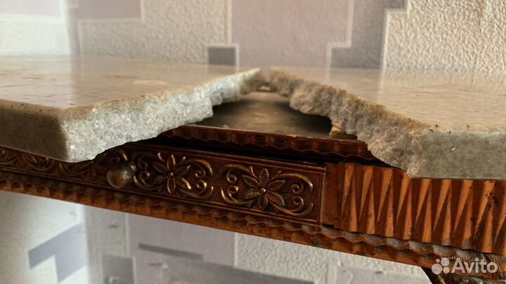 Туалетный столик с зеркалом и светильниками