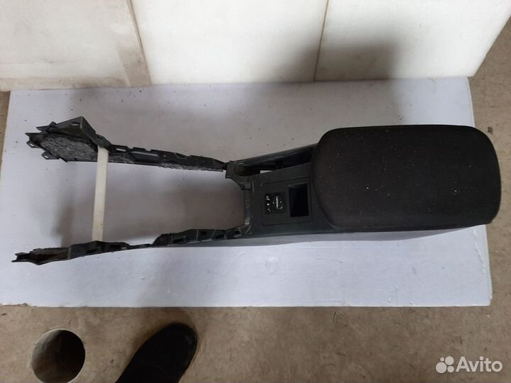 Консоль между сидений Toyota Rav4