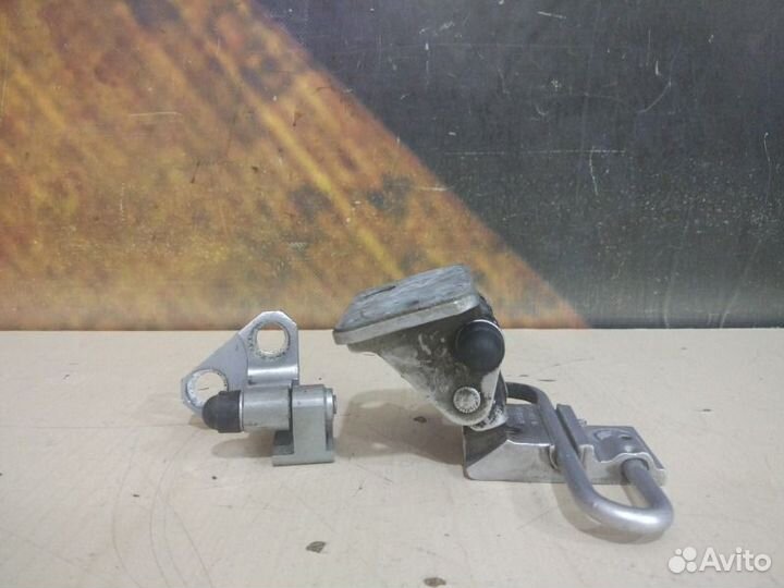 Петля двери задняя левая Volkswagen Passat Variant