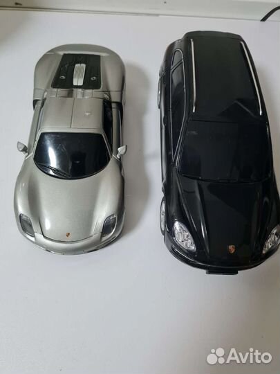 2 машины Porsche на пульте управления