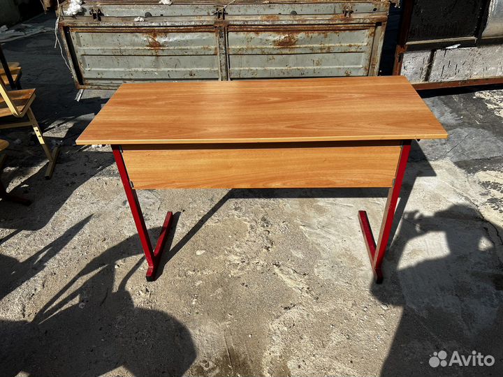 Школьная парта и стул