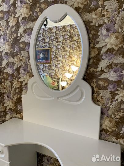 Туалетный столик с зеркалом белый