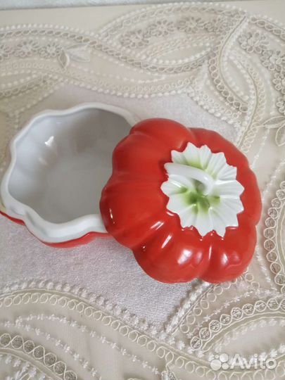 Фарфоровая масленка или шкатулка в виде помидора