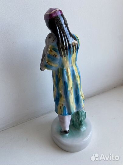 Статуэтка « Девочка с ягненком»