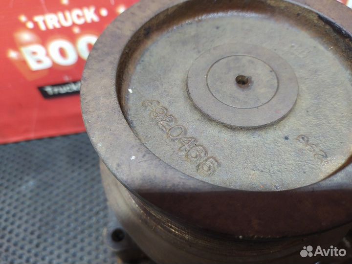 Насос водяного охлаждения Volvo VNL