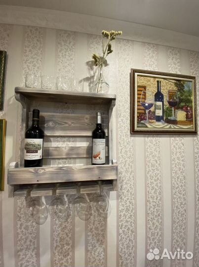 Полка настенная для вина из дерева