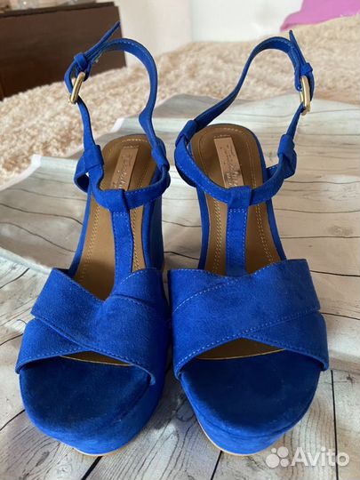 Босоножки на танкетке