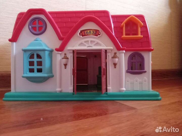 Домик кукольный с гаражом, мебелью и жильцами