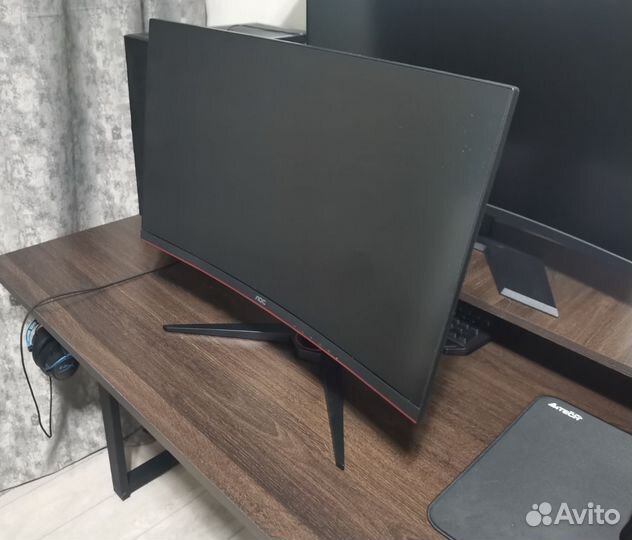Игровой изогнутый монитор AOC 27 1920x1080 144Hz