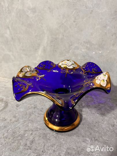 Ваза для фруктов на ножке цветное стекло