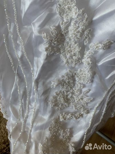 Свадебное платье со шлейфом 42-44 бу