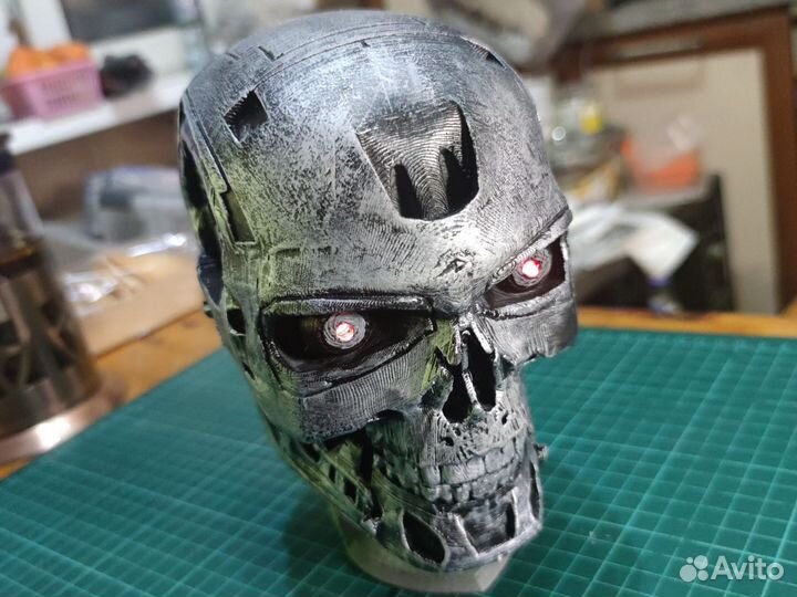 Голова т800 с подсветкой в глазах