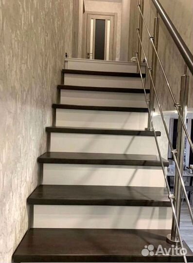 Лестница на металлокаркасе на второй этаж