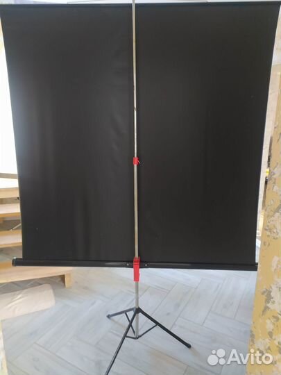 Мобильный проекционный экран на треноге