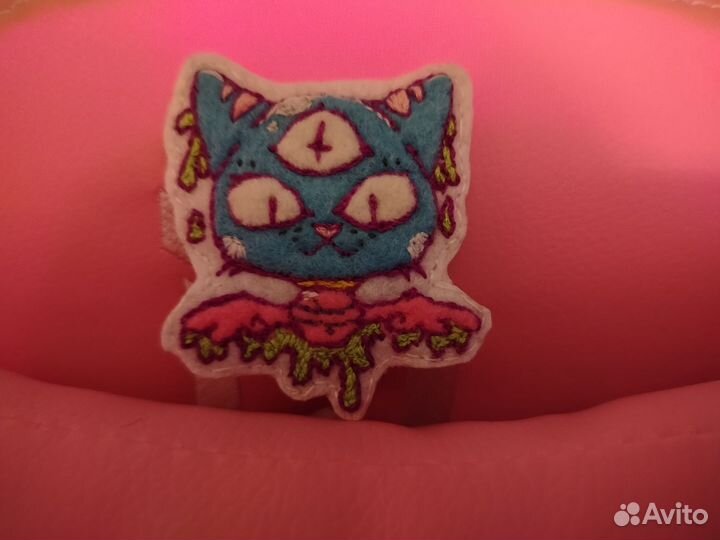 Значок из фетра трехглазый кот