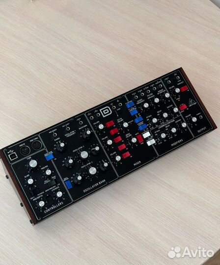 Продам синтезатор behringer model d