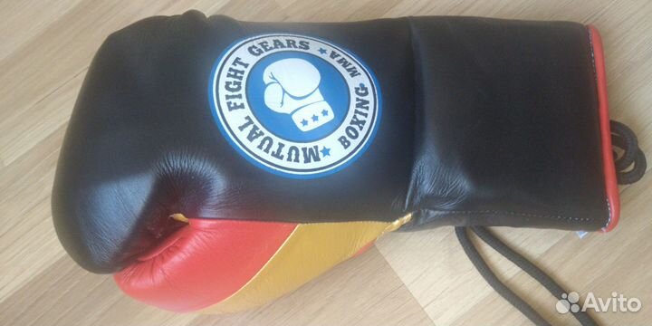 Боксерские перчатки на шнурках