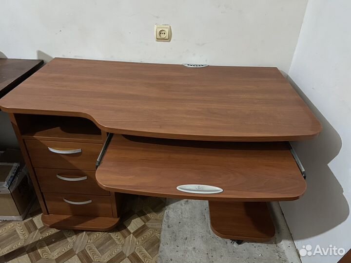 Очень удобный Компьютерный стол бу